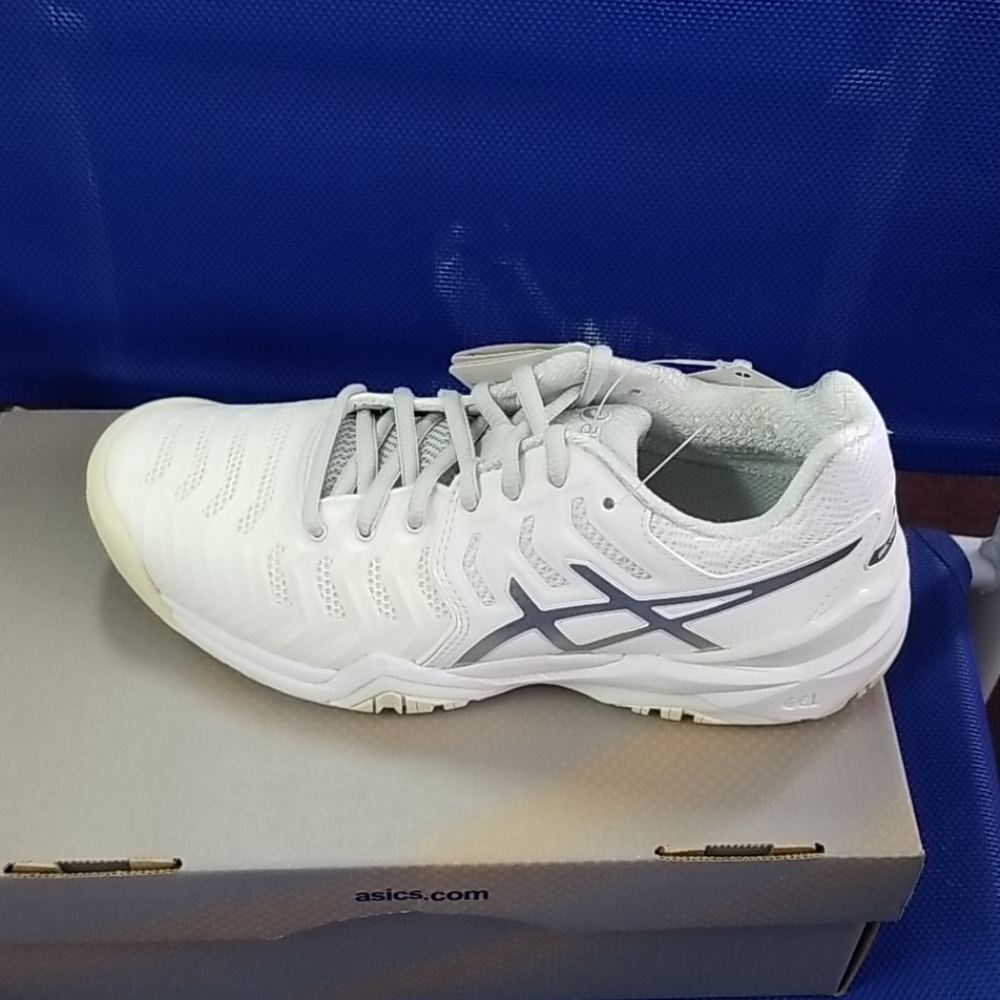 Tennis shoes